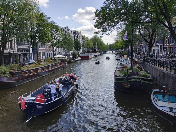 암스테르담은 운하의 도시다. 걷다보면 수많은 다리를 만나고 수로를 따라 배가 지나는 모습을  볼 수 있다.