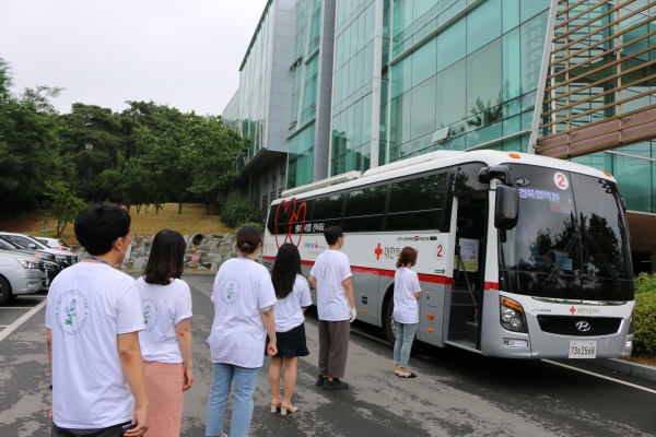 출범 1주년을 맞은 한국한의약진흥원 직원들이 1주년 기념행사의 하나로 헌혈을 하고 있다.