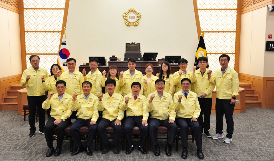 영천시의회 의원과 직원들.