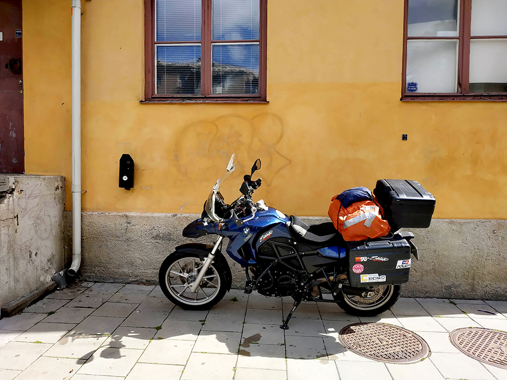유럽 대부분 도시에서 한적한 골목길에 오토바이를 세워둘 수밖에 없었다. 스톡홀름에서도 마찬가지.