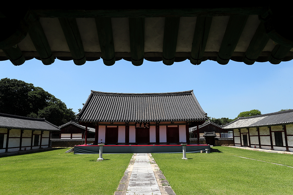조선시대 성종 23년(1492)에 지었다가 임진왜란 때 불탄 것을 선조 33년(1600)에 재건한 경주 향교 대성전과 주변의 건물의 모습.