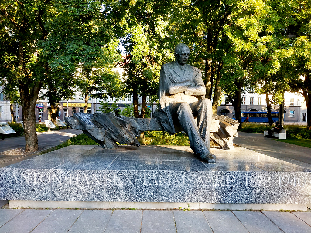 에스토니아의 대표 작가인 안톤 한센 탐사레의 동상.