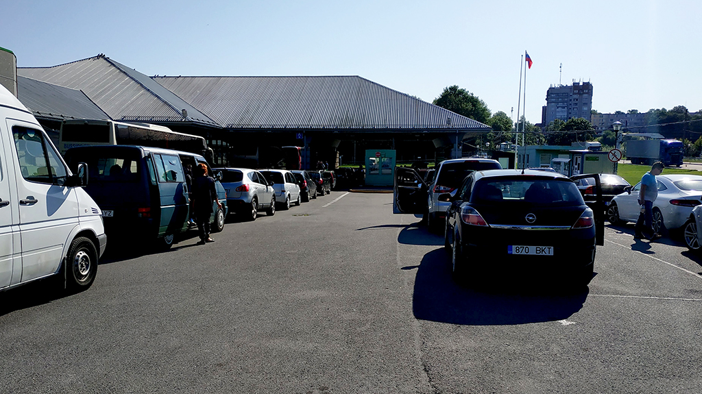 러시아로 넘어가려는 차량들. 에스토니아를 다녀가는 러시아 차량에 대해선 꼼꼼하게 실린 짐을 검사했다.