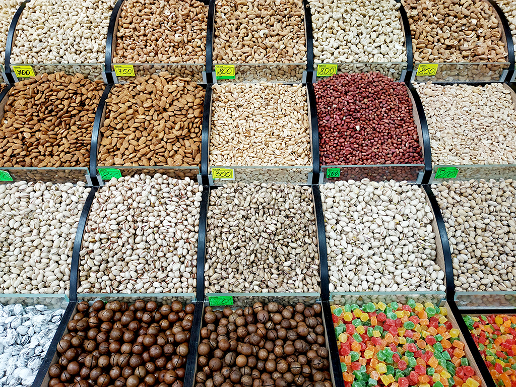 푸드시티는 온갖 농산물이 모이는 거대한 시장이다. 중앙아시아 지역에서 생산된 견과류.