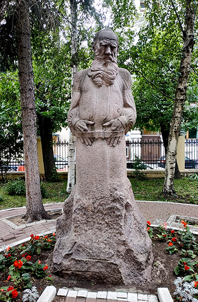 톨스토이 국립박물관 후원에 서 있는 톨스토이 동상.