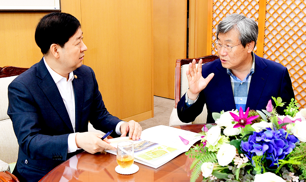 곽용환 고령군수(오른쪽)가 기획재정부를 방문해 구윤철 국무조정실장에게 고령군 사업 당위성에 대해 설명하고 있다. /고령군 제공