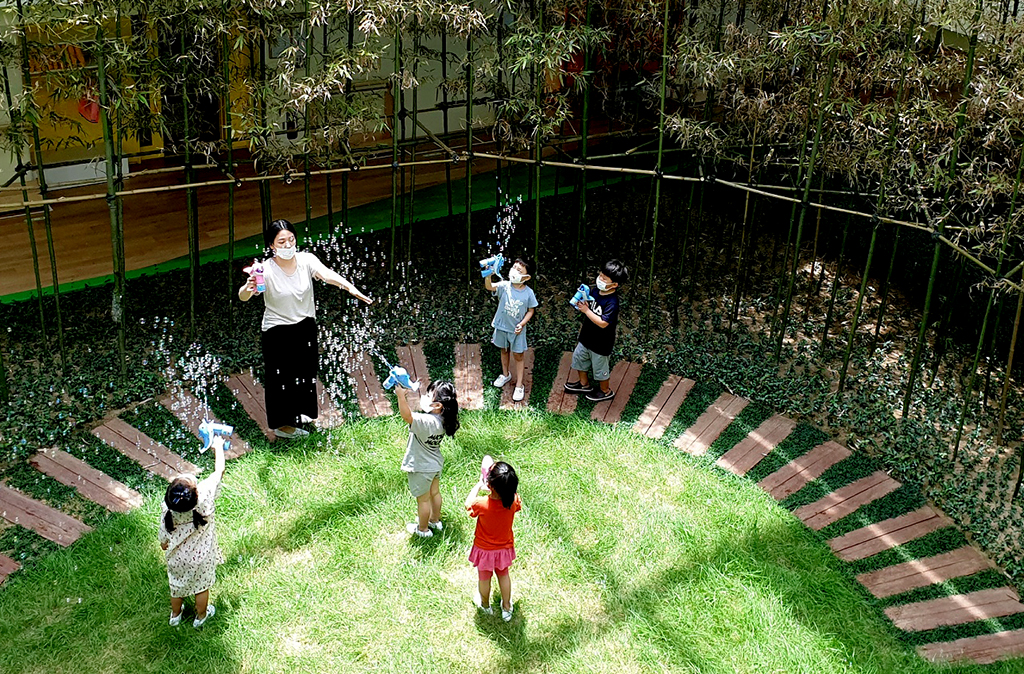 포스코 동촌어린이집 원아들이 2층 높이의 실내정원에서 자연을 직접 체험하고 있다.   /포스코 제공