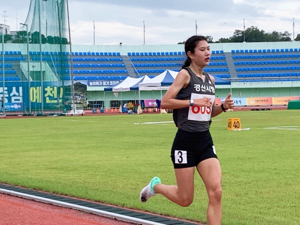 여자대학·일반부 1,500m에서 금메달을 딴 경산시청 육상팀의 김유진.