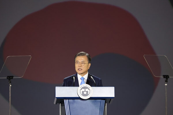 문재인 대통령이 15일 오전 서울 동대문디자인플라자에서 열린 제75주년 광복절 경축식에서 경축사를 하고 있다.