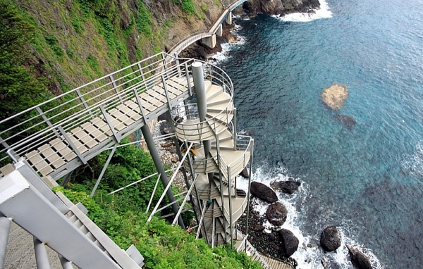 높이 54m의 소라계단. 이 계단이 끝나는 지점에 해상보도교가 설치된다.