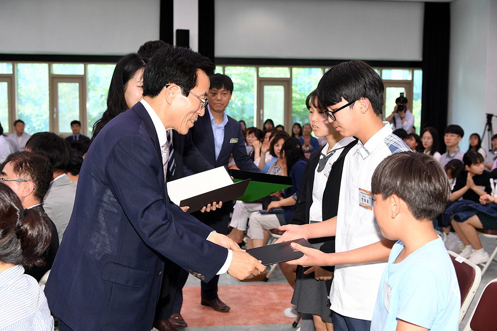 고윤환 문경시장이 다자녀가정 학생들에게 장학금을 전달하고 있다.