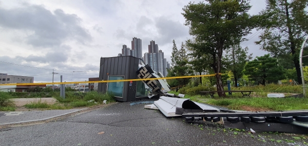 포항시 북구 장성동에 있는 천마렌트카 사무실이 이번 제9호 태풍 마이삭으로 찌그러졌다.