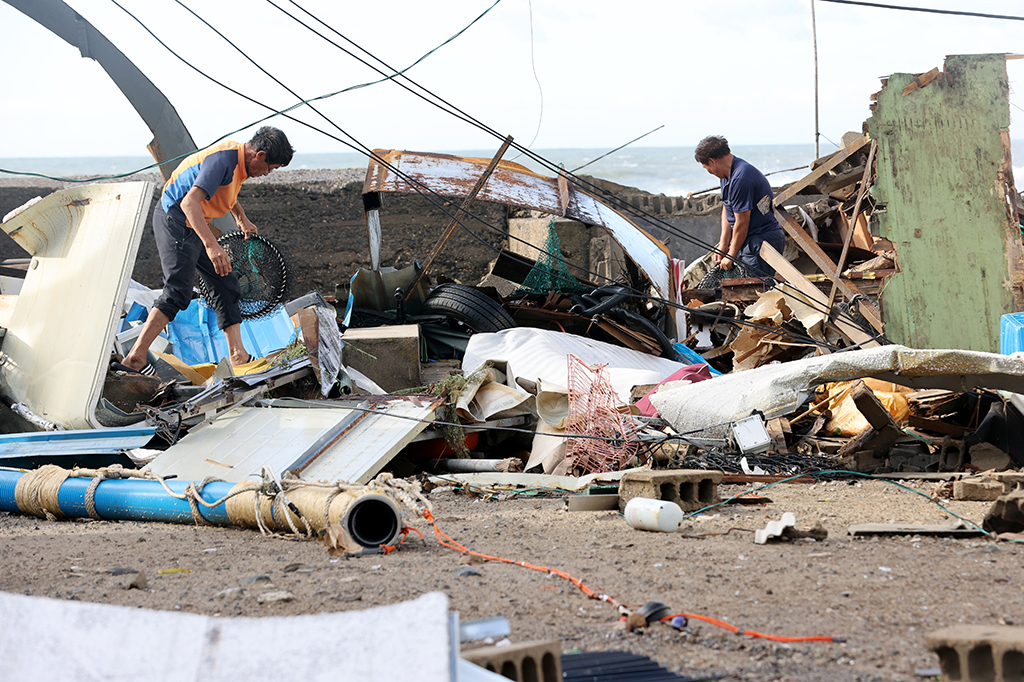 3일 오전 포항시 남구 구룡포읍 해변의 창고가 제9호 태풍 마이삭이 일으킨 해일 파도로 흔적도 없이 부서졌다. 어민들이 쓸만한 어구를 챙기고 있다.
