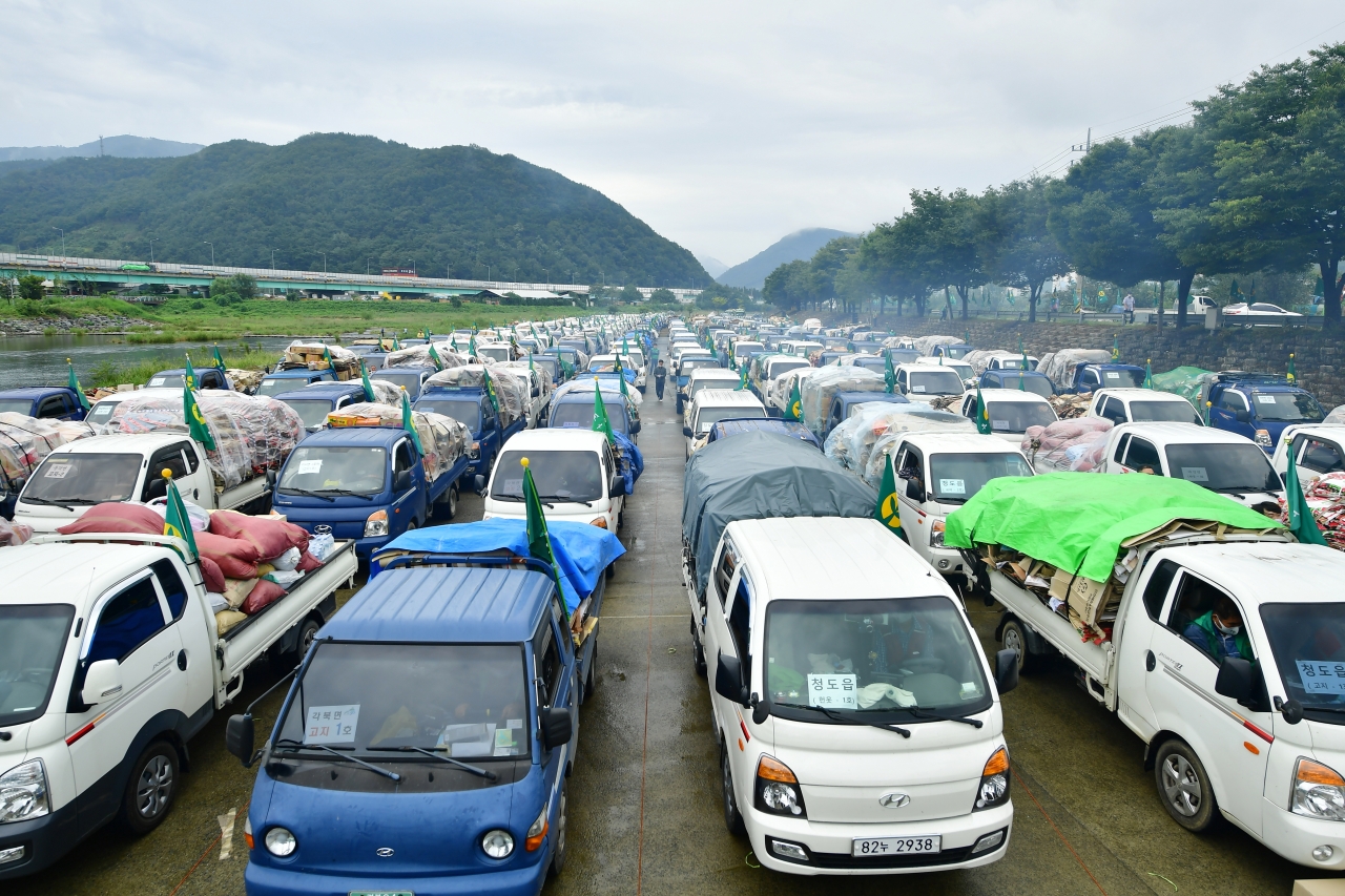 18일 열린 청도 새마을 환경 살리기 대회에 참가한 차량들.