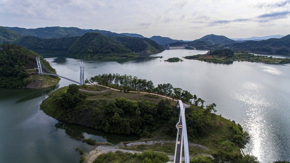 담수된 영주댐 용마루공원 출렁다리 모습. /영주시 제공