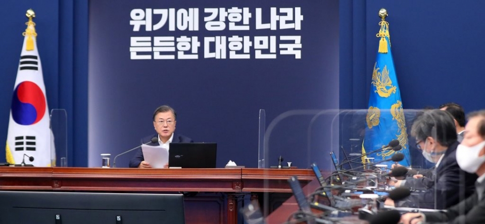 문재인 대통령이 26일 청와대에서 수석·보좌관 회의를 주재하고 있다.