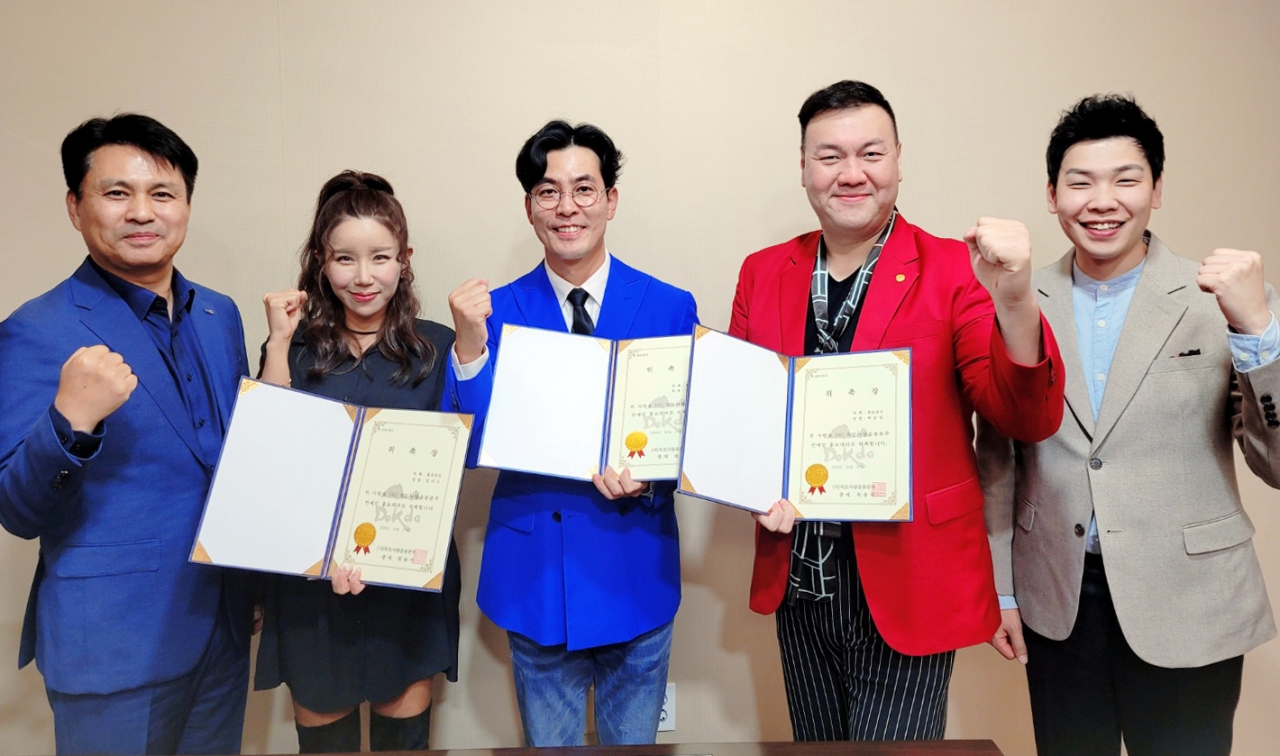 왼쪽부터 총재 원용석, 가수 김다나, 개그맨 김완기, 전 씨름선수 백승일, 배우 백봉기　