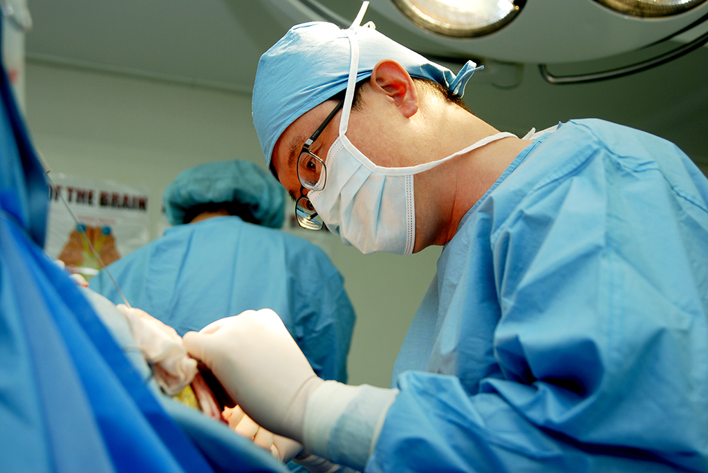에스포항병원 김문철 대표병원장이 수술하고 있는 모습.               /에스포항병원 제공