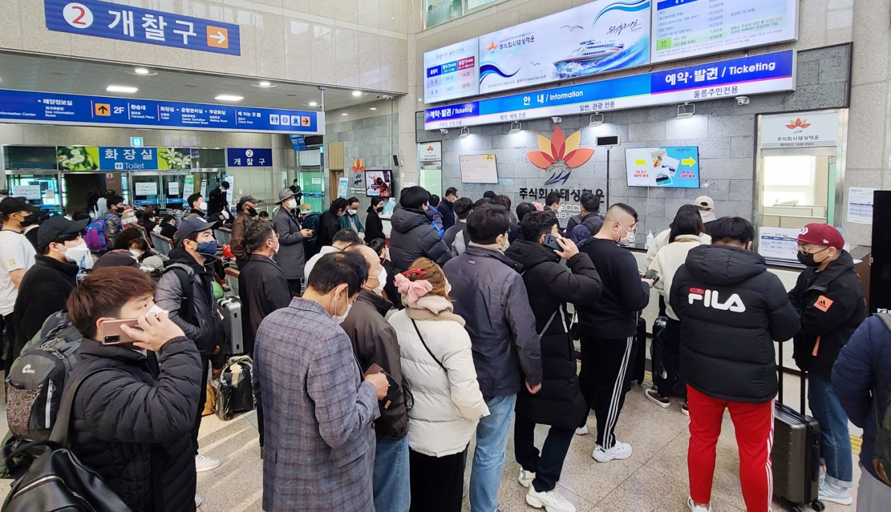 오후 1시 출항 여객선이 통제되자 오후 2시30분 여객선 선표를 사기 위해 줄 선 주민들