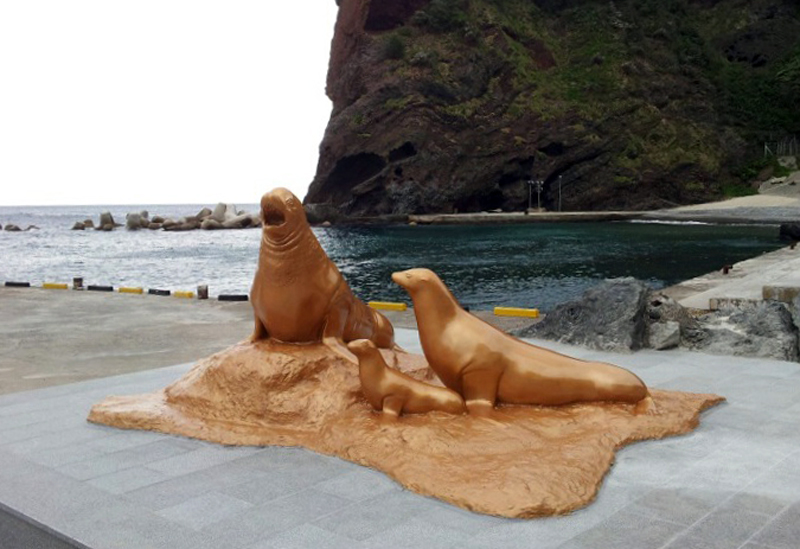 울릉도 통구미 거북광장에 설치된 바다사자 가족 동상