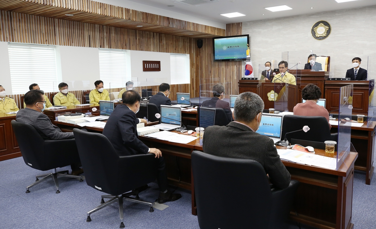 울릉군의회 제246회 제2차 정례회 제2차 본회의에서 2021년도 예산안에 대해 설명하고 있다.