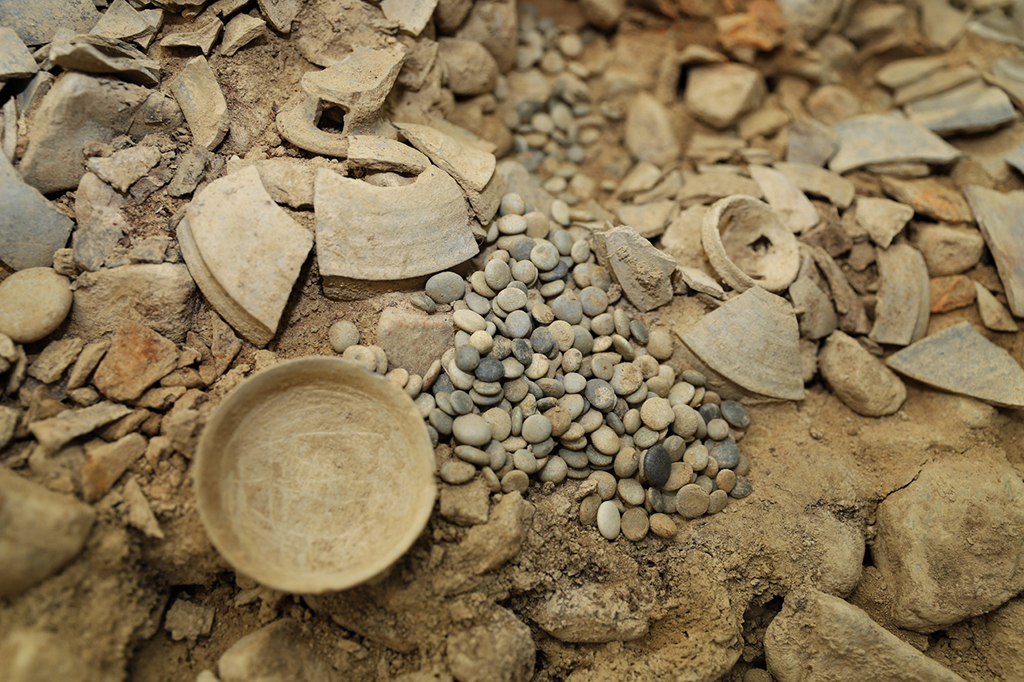 경주 쪽샘지구의 44호 돌무지덧널무덤(적석목곽묘)에서 신라 왕족 여성과 함께 묻힌 것으로 추정되는 유물이 대량으로 출토됐다. 사진은 출토된 바둑돌.  /국립경주문화재연구소 제공