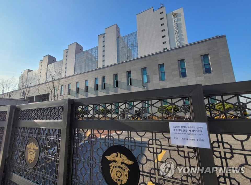 서울 동부구치소에서 신종 코로나바이러스 감염증(코로나19) 확진자가 집단 발생한 가운데 교정 당국이 감염경로 파악과 확산 방지에 총력을 기울이고 있다.