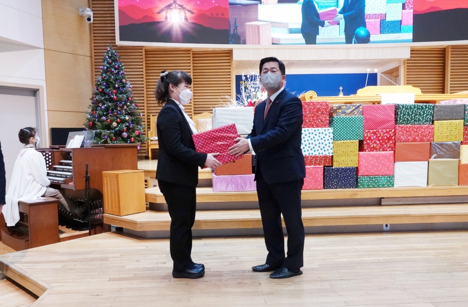 손병렬 목사가 포항애육원에 성탄선물을 전달하고 있다.
