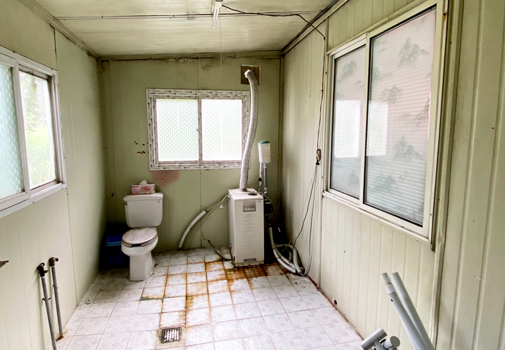 수도 연결이 돼 있지 않아 사용이 불가능한 화장실. A씨는 아이들을 위해 의절한 부모의 집을 찾아가 화장실을 이용하고 있다.  /초록우산어린이재단 경북아동옹호센터 제공