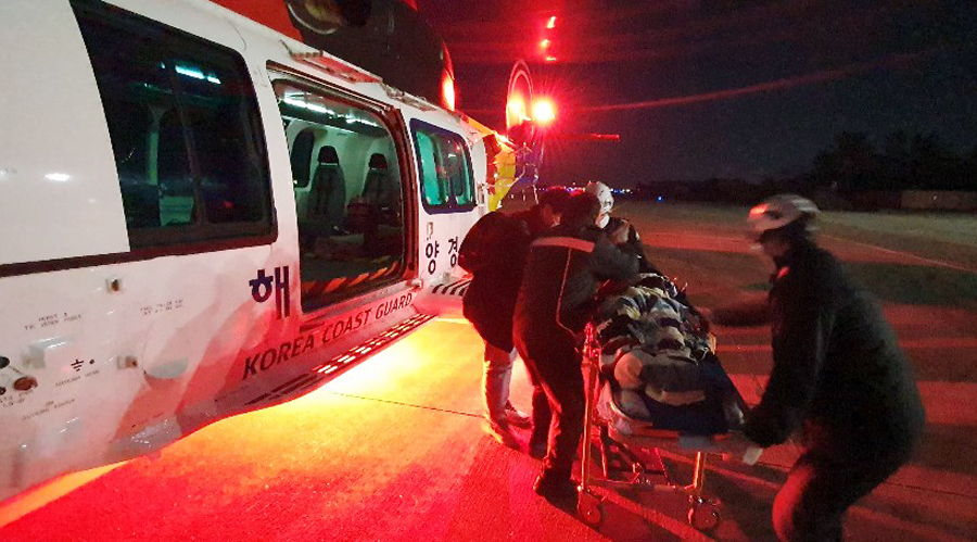 22일 새벽에 울릉도에서 발생한 40대 응급환자를 동해해경헬기가 육지로 긴급후송했다.