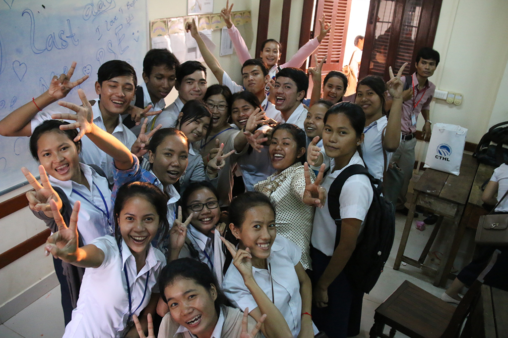 자신이 가르치는 캄보디아 학생들과 함께 환하게 웃고 있는 이미하 씨.