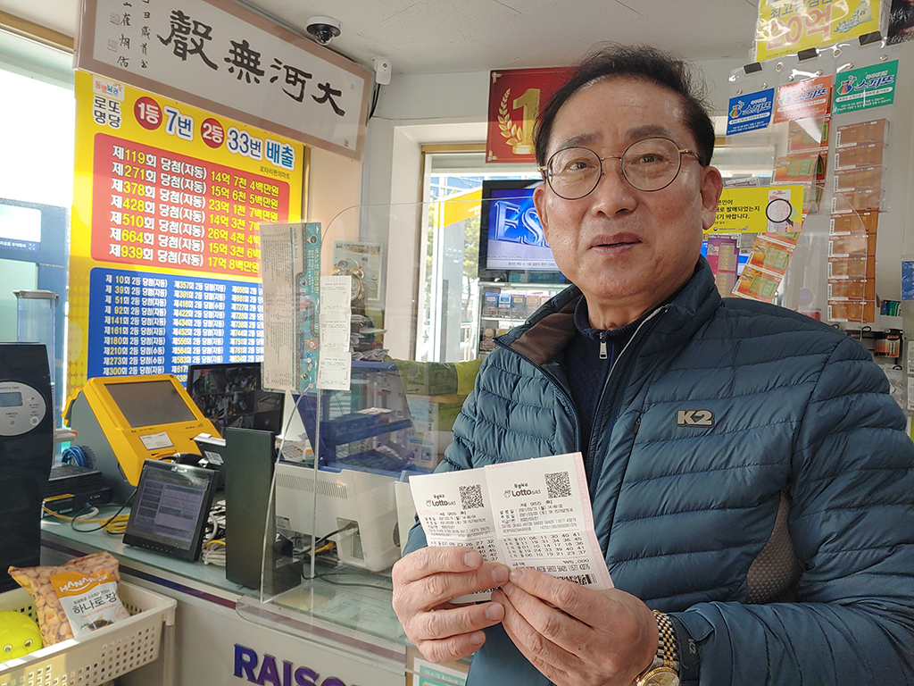 육거리 로또 판매점을 운영하는 이두성 씨는 만약 자신이 복권 1등에 당첨된다면 지역사회를 위해 좋은 일을 하고 싶다고 말했다.
