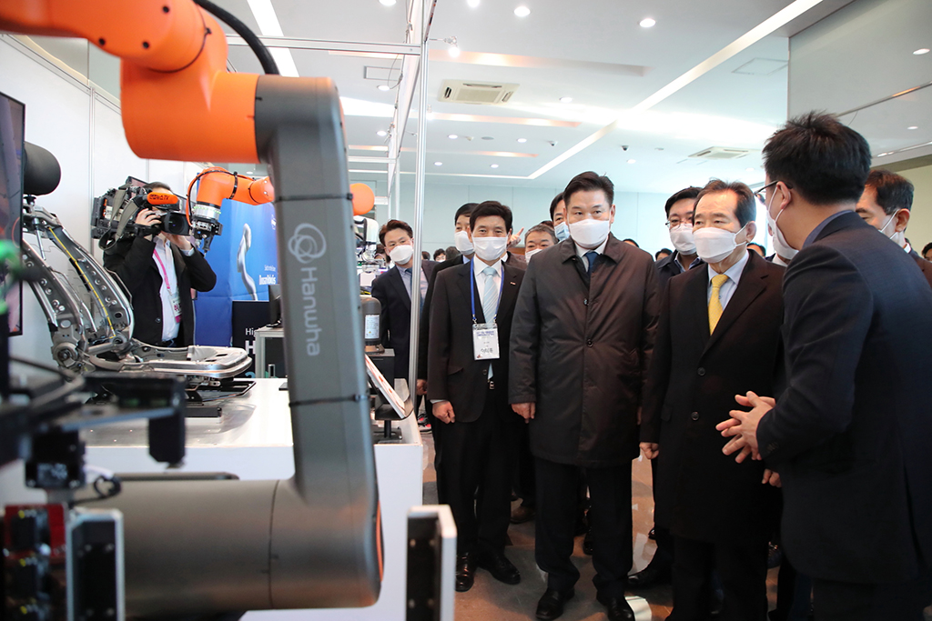 대구 이동식 협동로봇 규제자유특구 발대식에 참석한 정세균(오른쪽 세번째) 당시 국무총리가 로봇 시연을 살펴보고 있다.  /대구시 제공