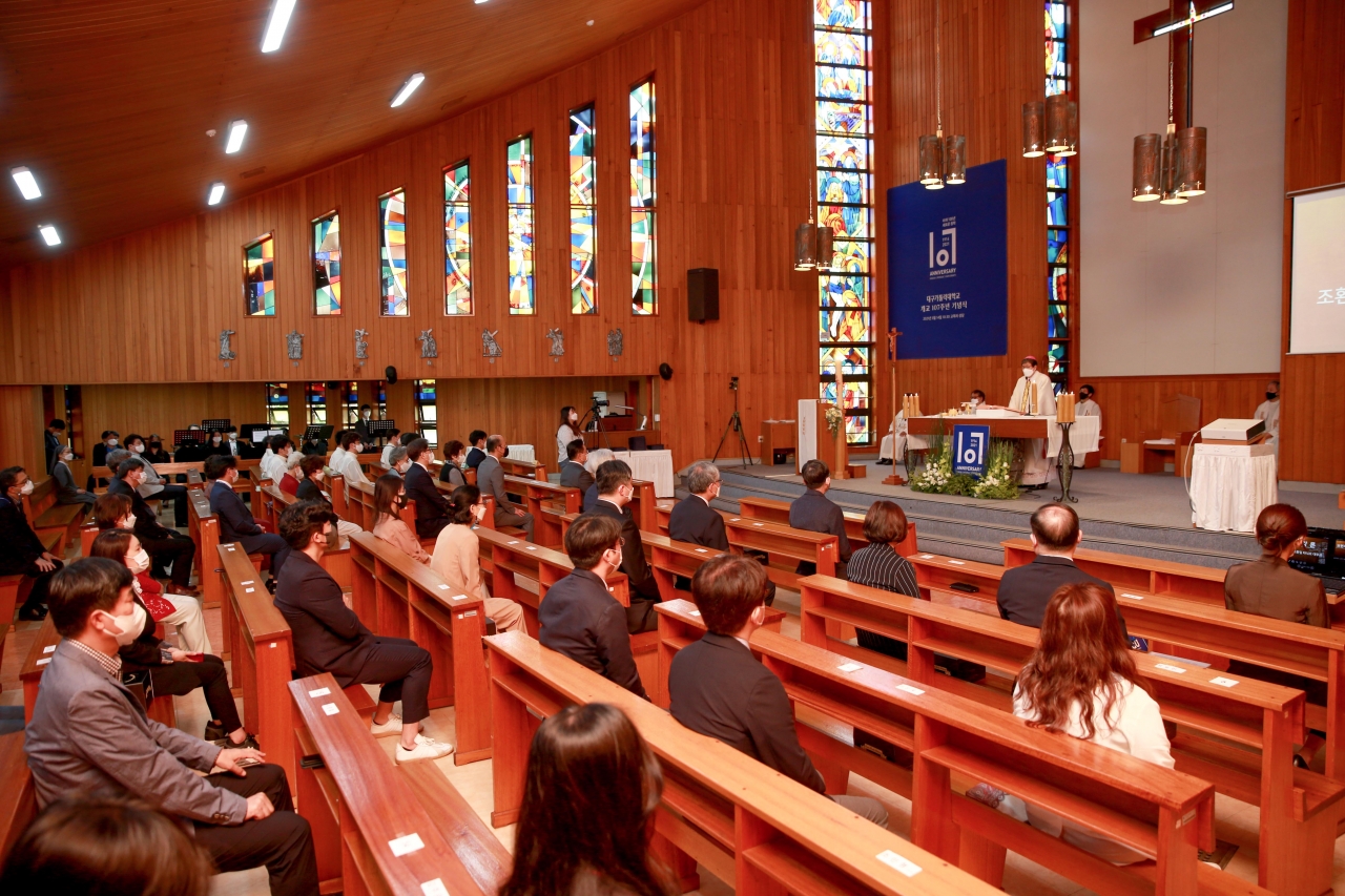 14일 열린 대구가톨릭대 개교 107주년 기념미사에서 조환길 대주교가 미사를 주례하고 있다.