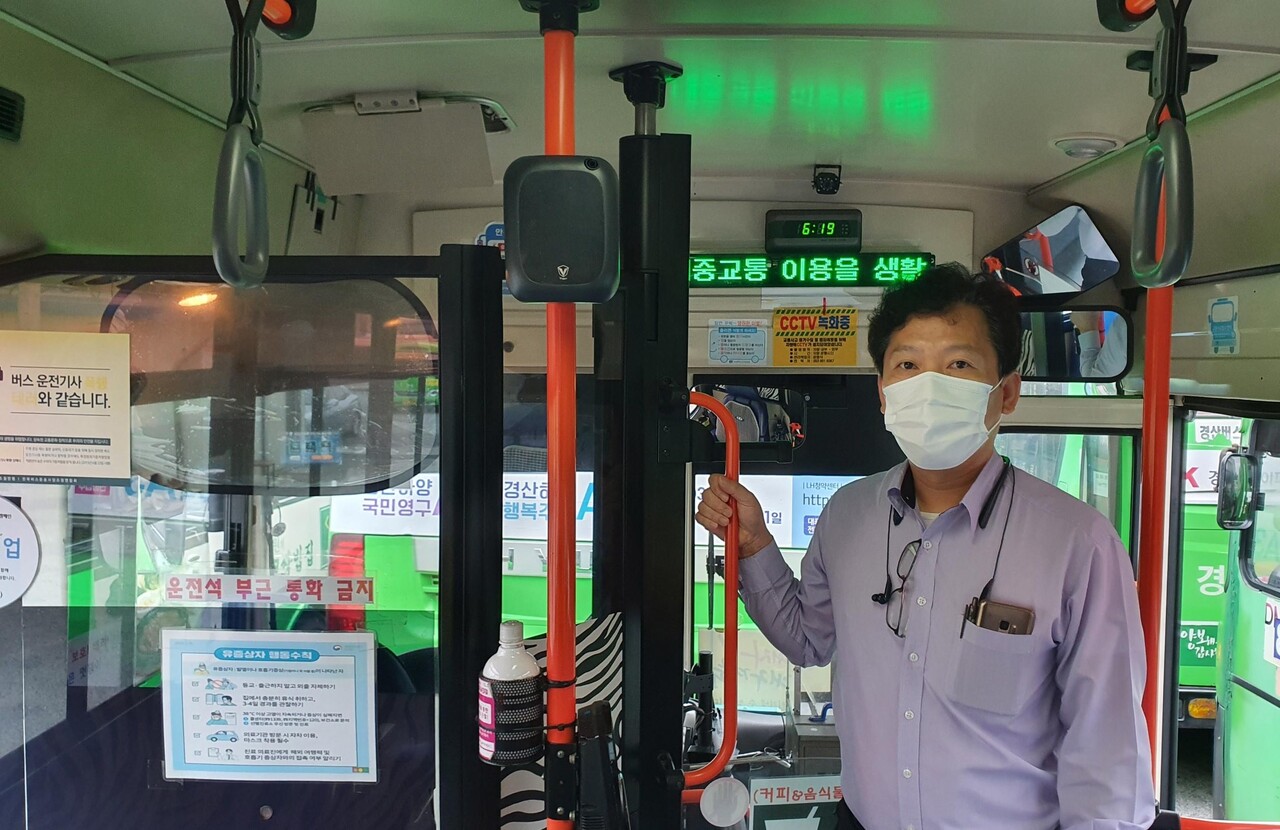 경산버스가 자사 시내버스에 설치한 친환경 산소계 소독·살균제 분무기.