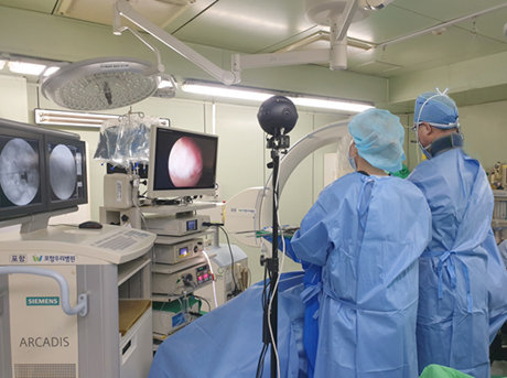 포항우리병원 의료진이 360도 8K VR카메라를 이용하여 라이브서저리(Live surgery)를 스트리밍하고 있다. /포항 우리병원 제공