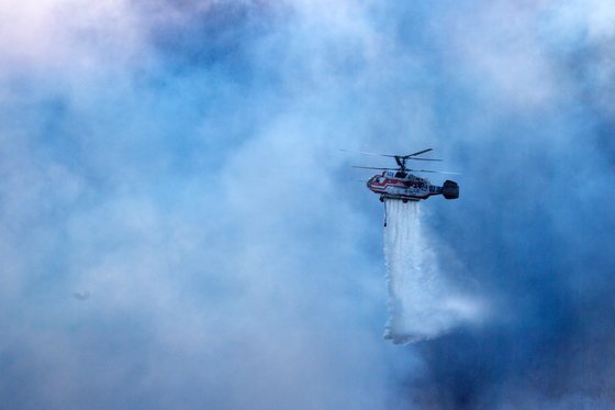 산림청 산불전문진화헬기들이 16일 영덕군 영덕읍 화천리 산에서 발행한 산불을 진화하고 있다.