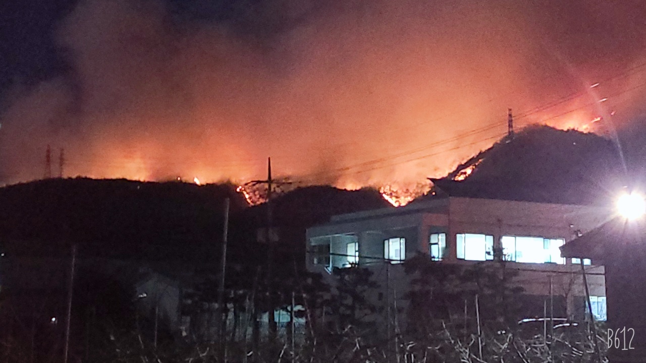 마을 인근까지 내려온 산불.