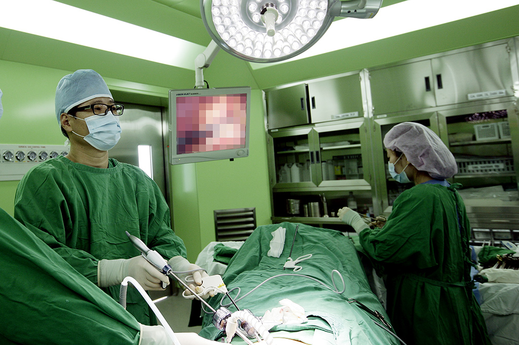 포항성모병원 외과 서수한 진료과장이 수술을 하고 있는 모습.  /포항성모병원 제공