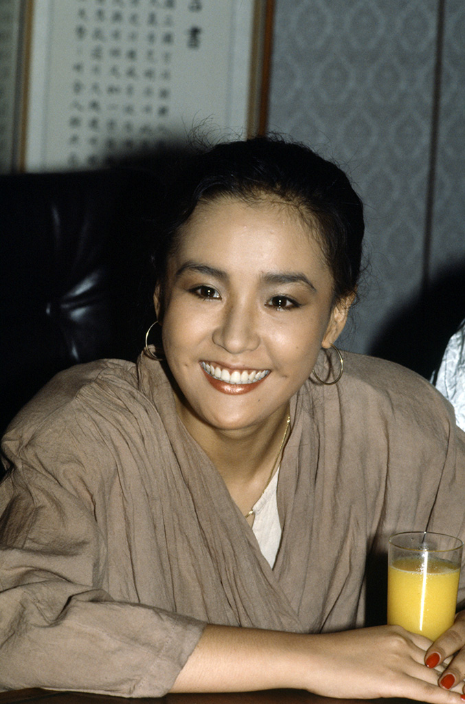 강수연이 1987년 9월 ‘씨받이’로 제44회 베니스영화제에서 여우주연상을 수상하고 귀국 후 서울 시내의 한 커피숍에서 기자회견을 하는 모습.