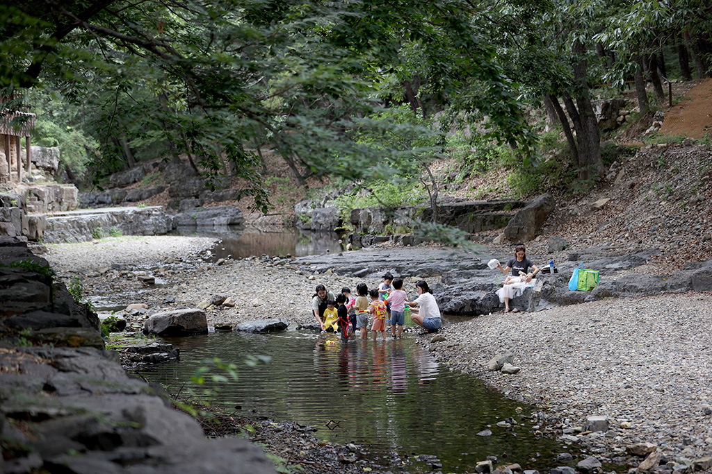 옥산서원 인근 계곡에서 물놀이를 즐기는 아이들.  /사진 이용선기자