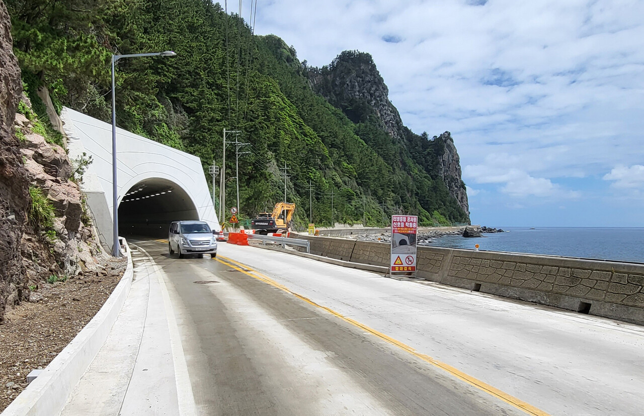 공항터널 통구미 방향 과거 오른쪽 가두봉 해안을 돌아왔지만 터널 공사로 약 1km단축됐다.