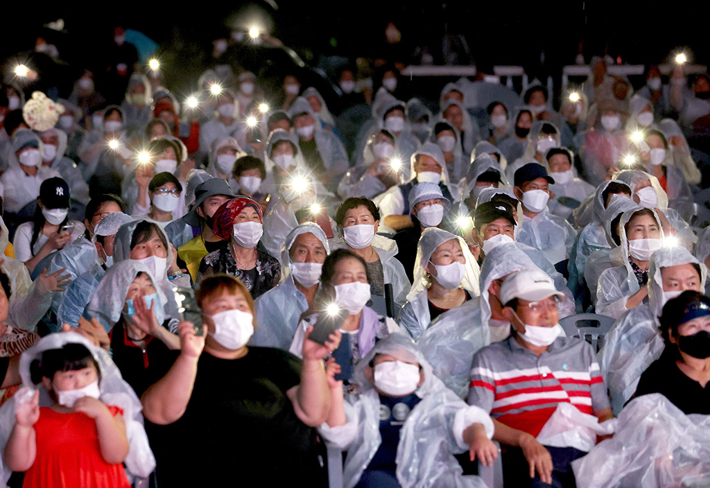행사장을 찾은 군민들이 휴대전화 불빛을 밝혀 가수의 흥겨운 공연을 같이 즐기고 있다.