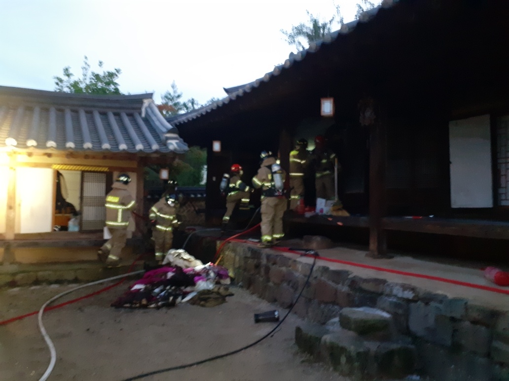 청송군 현동면 국가민속문화재 한 고택에서 화재가 발생했다. /경북소방본부 제공