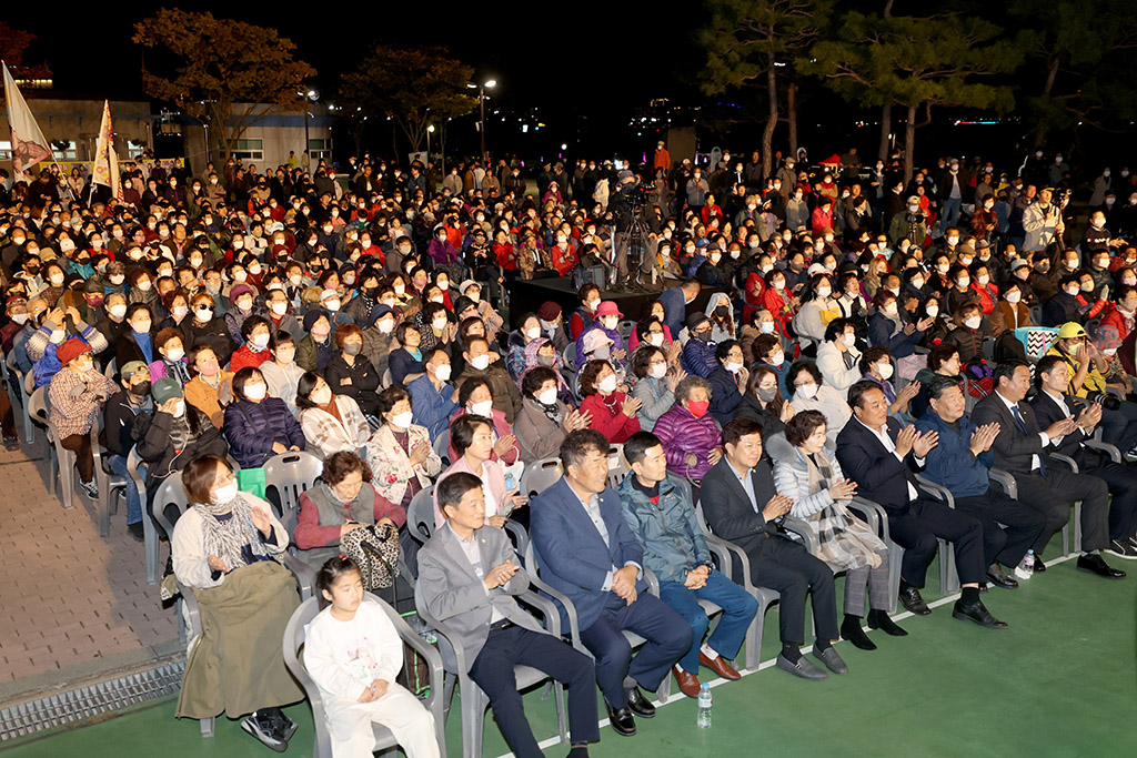 좌학 근린공원 행사장을 가득 메운 고령군민들이 가을밤을 수놓은 인기 가수의 흥겨운 공연을 즐기고 있다. /이용선기자 photokid@kbameil.com
