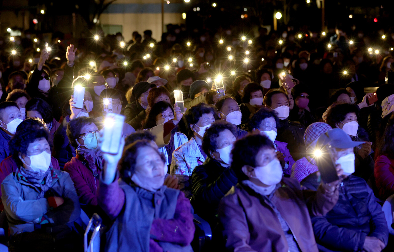 휴대전화 불빛을 밝힌 군민들이 음악의 선율에 맞춰 흔들며 가수에게 응원을 보내고 있다. /이용선기자 photokid@kbmaeil.com