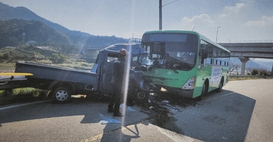 23일 오전 영덕군 달산면 대지리 국지도 69호선에서 발생한 시내버스와 1톤 화물차 교통사고를 경찰과 구조대원들이 수습하고 있다. 독자 제공.