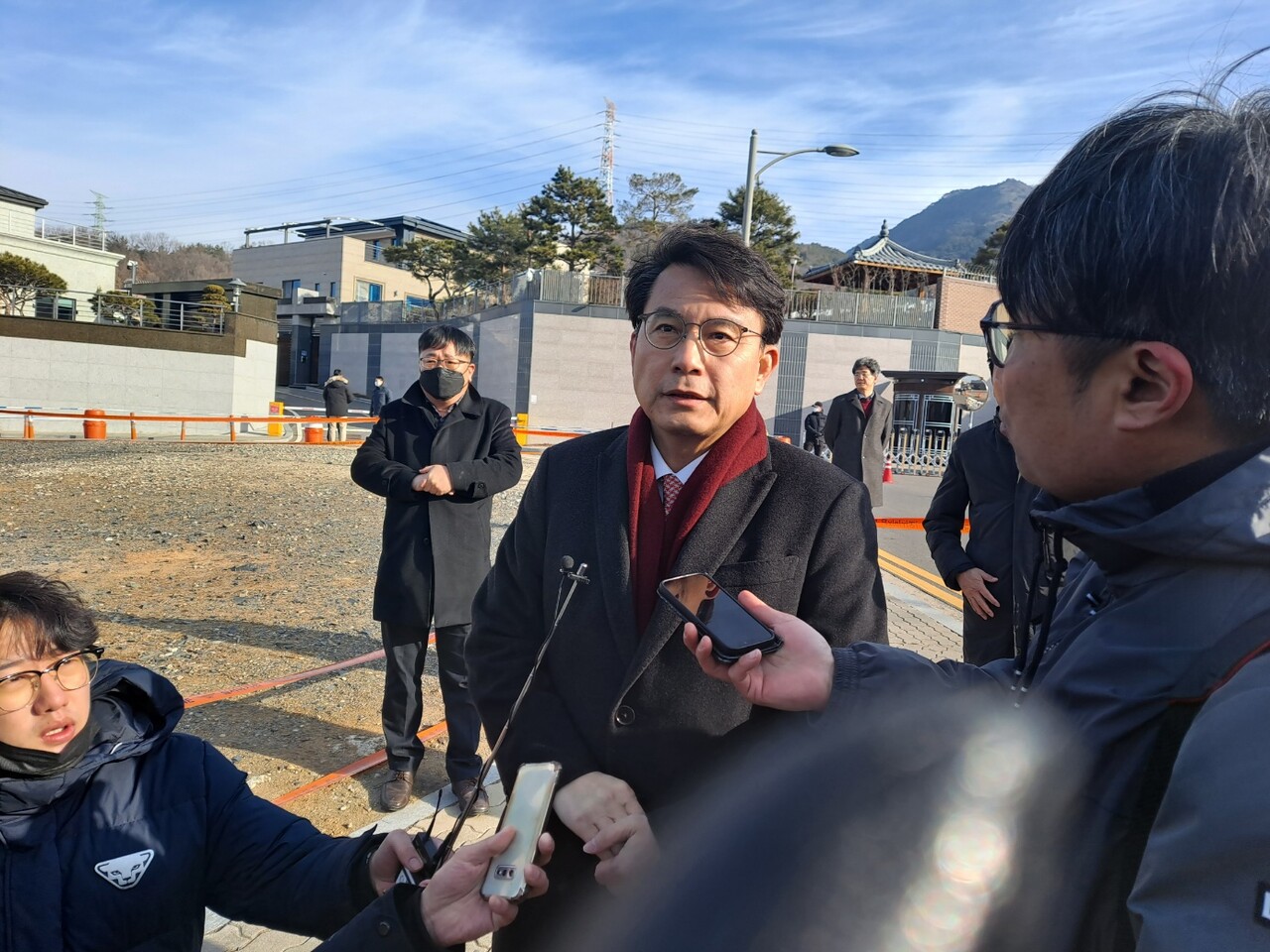 박근혜 전 대통령 사저를 찾은 윤상현 의원이 사저 앞에서 기자회견을 하고 있다.