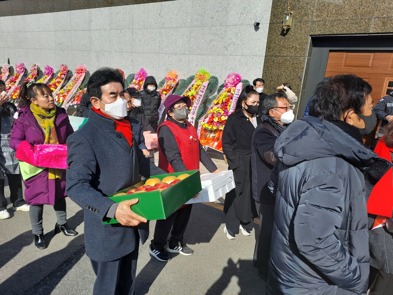 박근혜 전 대통령 72세 생일 기념 축하 선물을 전달하기 위해 지지자들의 발걸음이 이어졌다.