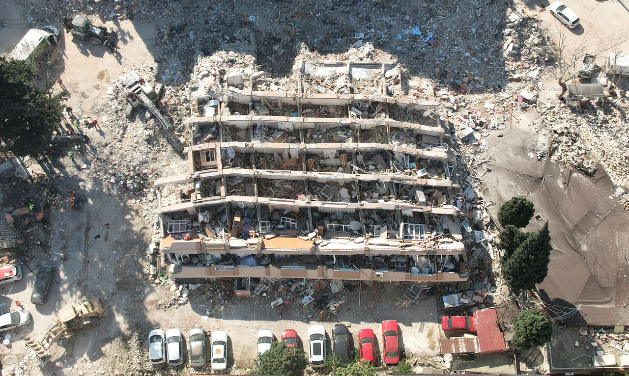 10일 오후(현지시간) 튀르키예 하타이 안타키아 시내 건물이 지진으로 인해 무너져있다. /연합뉴스
